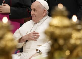 El papa Francisco está estable y comenzó un tratamiento para recuperar la movilidad