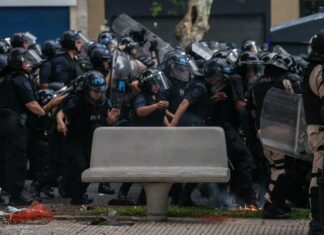 Marcha al Congreso: Santiago Caputo se reunió con Bullrich y los jefes de la SIDE