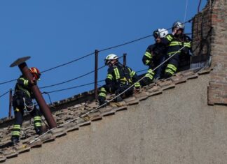 El Vaticano colocó la tradicional chimenea en la Capilla Sixtina
