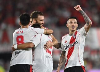 River goleó a Barracas y está en cuartos de final