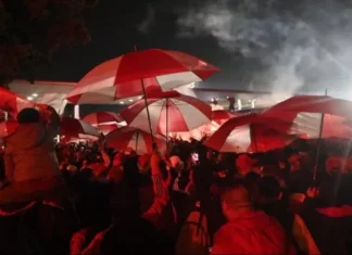 River partió hacia el Mundial de Clubes con un banderazo de sus hinchas