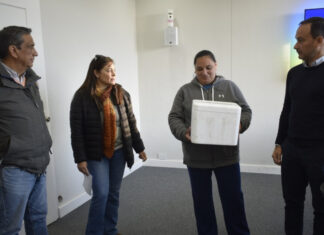 Entrega de silla postural y medicamentos a niños de Goya