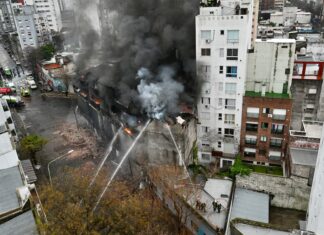 Impactante incendio de un depósito de electrodomésticos en La Plata