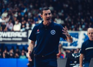 Regatas oficializó la continuidad de Juan Varas como técnico