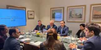 Gira por India: Valdés expuso sobre el potencial maderero de Corrientes