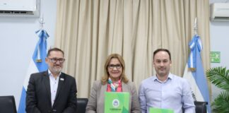 El Ministerio de Educación entregó un colectivo para el traslado de estudiantes de Goya