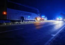 Colectivo chocó a ciclistas sobre RN 12, dejó a dos personas en grave estado