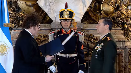 De uniforme, el teniente general Presti juró como Ministro de Defensa