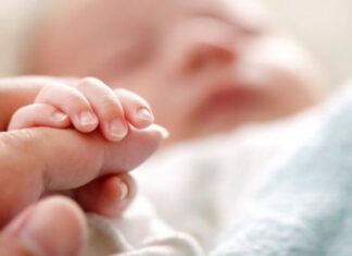 La Justicia autorizó la adopción de un bebé por nacer, marcando un precedente en el país