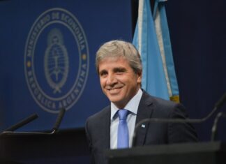 El plan del Gobierno para usar los “dólares debajo del colchón”