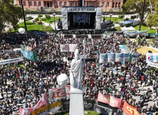 Miles de personas llenaron la Plaza de Mayo a 50 años del golpe militar