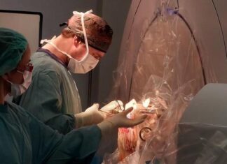 En el Garrahan se realizó un implante cerebral a una niña con trastorno del movimiento severo