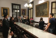 Jóvenes de intercambio participaron de la visita guiada al histórico Palacio Legislativo