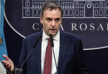 Nuevos chats y facturas: las pruebas del contratista derrumban a Manuel Adorni