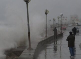 Olas de hasta 7 metros, destrozos e inundaciones en la Costa Atlántica