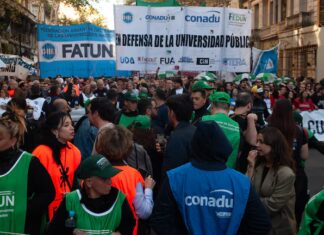 Marcha Universitaria: miles de docentes y estudiantes llenan la Plaza de Mayo