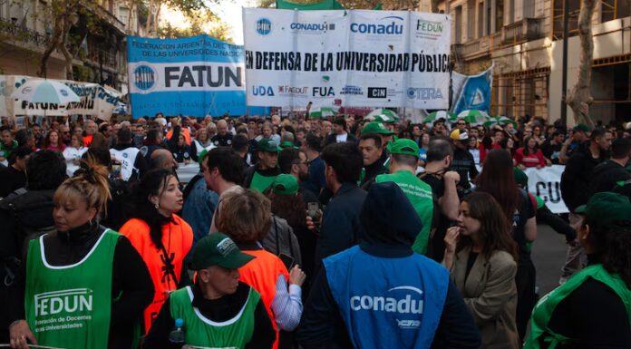 Marcha Universitaria: miles de docentes y estudiantes llenan la Plaza de Mayo