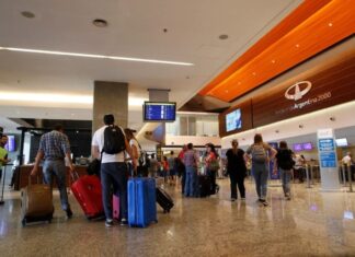 Los pasajes de avión vuelven a subir por la actualización de una tasa