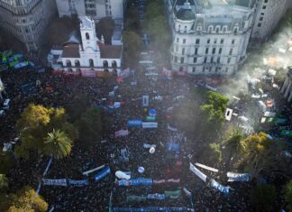 Masivo reclamo universitario contra el Gobierno: “Cumplan con la ley, no hipotequen el futuro”