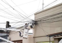 Adiós al enredo de cables: retiran metros de tendido aéreo en el centro de Corrientes