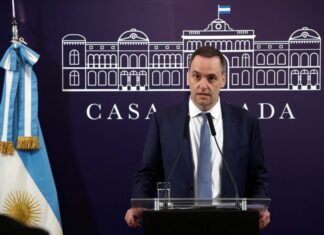 ¿Pueden destituir a Adorni? Qué dice la norma sobre una remoción