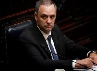 Demoledora encuesta hunde la imagen de Manuel Adorni