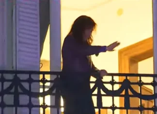 Cristina Kirchner volvió a saludar en el marco de la marcha de Ni Una Menos