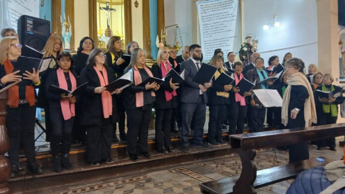 coro_polifonico_municial_en_la_novena_de_san_antonio_en_caroli