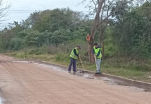 Trabajo de limpieza y barrido en el Barrio Costa del Paraná