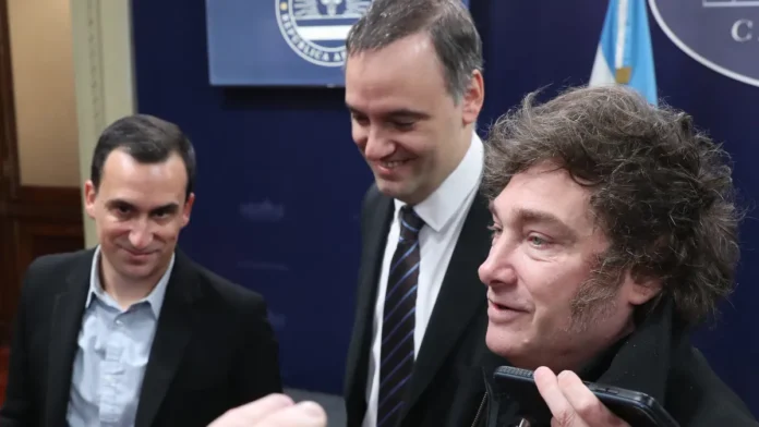javier-milei-manuel-adorni-y-javier-lanari-los-voceros-la-casa-rosada-que-improvisaron-una-conferencia-prensa-acreditados-6-meses-asumir-foto-presidenciajpeg