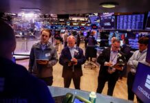 Tras el positivo dato de inflación, las acciones y los bonos argentinos mantienen las ganancias