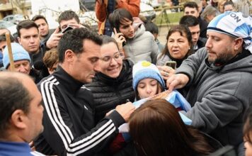 “Seguiremos dando batalla”: Scaloni lloró al llegar a su casa de Pujato