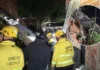 Por el fuerte viento voló el techo a la casa del vecino y terminó en derrumbe