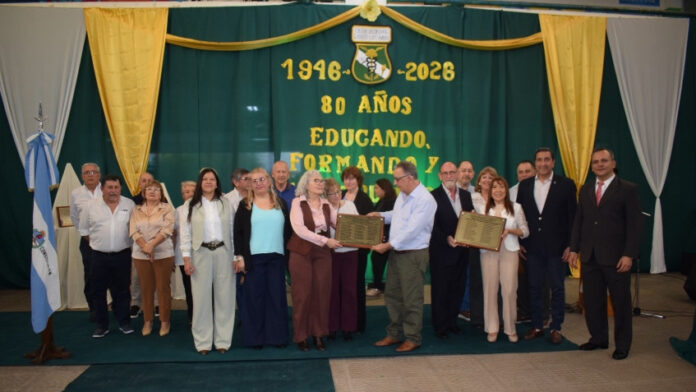 80_aniversario_colegio_secundario_lopez_alvarado_9_obsequios_y_placas_de_las_promoci