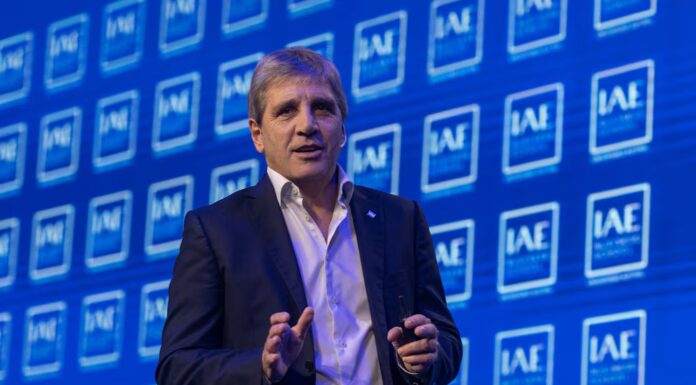 Caputo: cuál es la nueva modalidad que usará para conseguir dólares en el mercado local