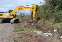 Limpieza y mantenimiento de canales a cielo abierto en Ruta Provincial 38