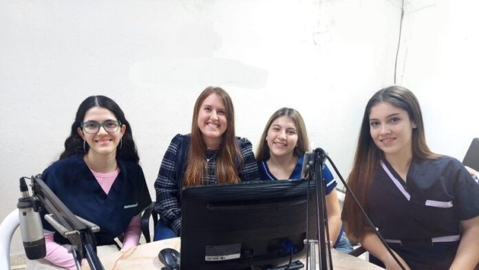 profesora_y_estudiantes_universidad_de_la_cuenca_del_plata_g