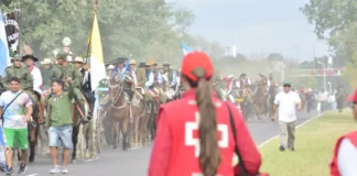 Multitudinaria peregrinación juvenil a Itatí