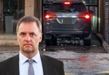 Renunció hace tres meses pero Adorni mantiene la custodia y un auto oficial