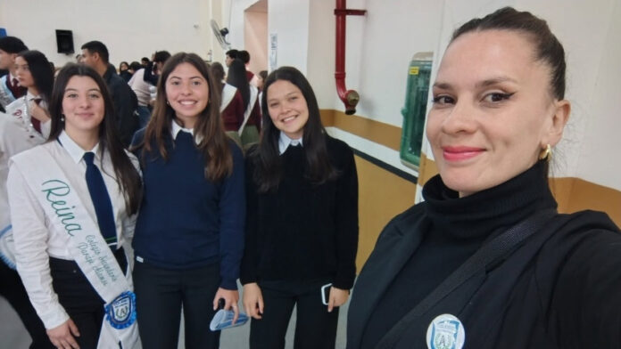 ilustracion_nota_a_profesora_asesora_colegio_paraje_los_alamos