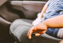 Indignación: encerró a su hija en el auto por más de tres horas para ir al boliche