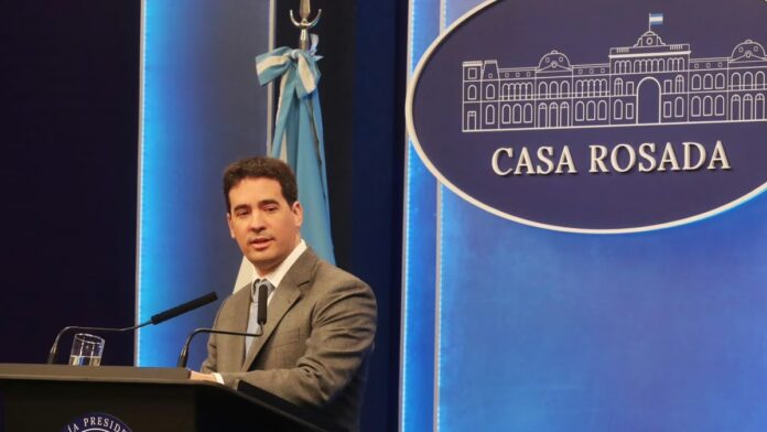 vocero-presidencial-adrian-ravier-defendio-el-plan-economico-conferencia-prensa-este-15-septiembre-periodistas-acreditados-casa-rosada