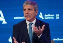 Caputo afirmó una crecida leve de la economía y atribuyó la suba del riesgo país a factores externos