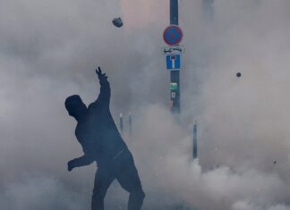 Francia enfrenta decenas de protestas