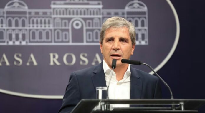 Caputo defendió el rumbo económico y atribuyó el alza del riesgo país a “un brutal shock externo”